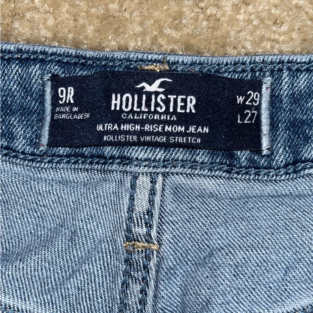 Hollister Ultra High-Rise Mom Jeans - Picture 9 of 9